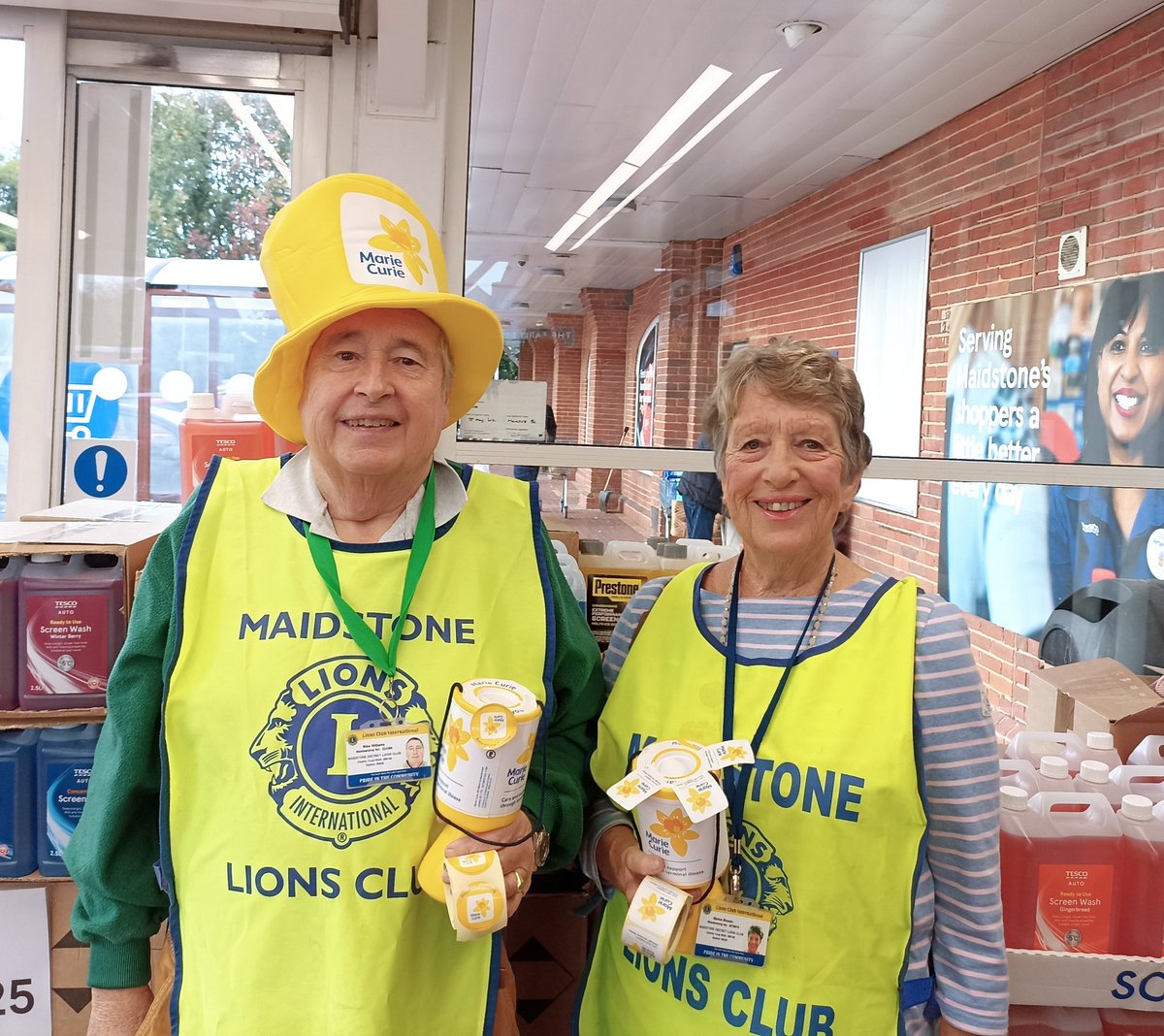 Florin_stories's tweet photo. Derek and Marion from the @LionsClubsBI in #Maistone are collecting for @mariecurieuk this morning at @Tesco #Maidstone #Weavering ...come and say hello as the club will cover the entire day until 17:00. #Kent https://t.co/hg424fhEeT