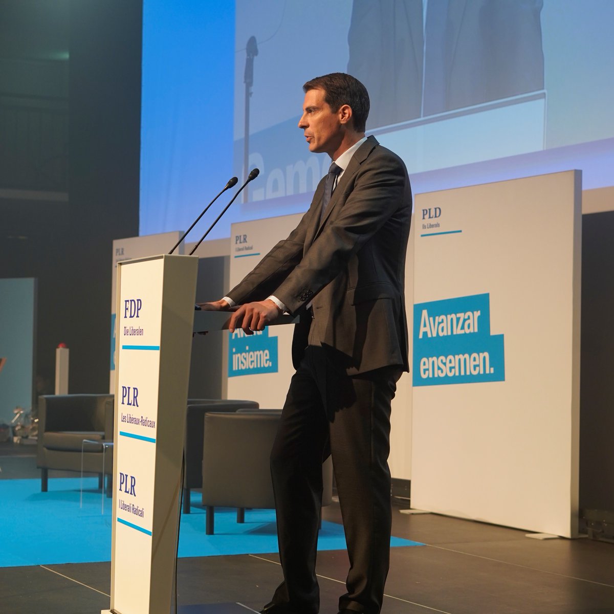 Unser Präsident <a href="/ThierryBurkart/">Thierry Burkart</a> eröffnet den Morgen in Burgdorf und ruft die rund 1000 anwesenden Freisinnigen dazu auf, 💪🏼 für Freiheit, Gemeinsinn und Fortschritt zu kämpfen und gemeinsam die eidgenössischen Wahlen 2023 zu gewinnen. #FDP2023 #WahlCH23