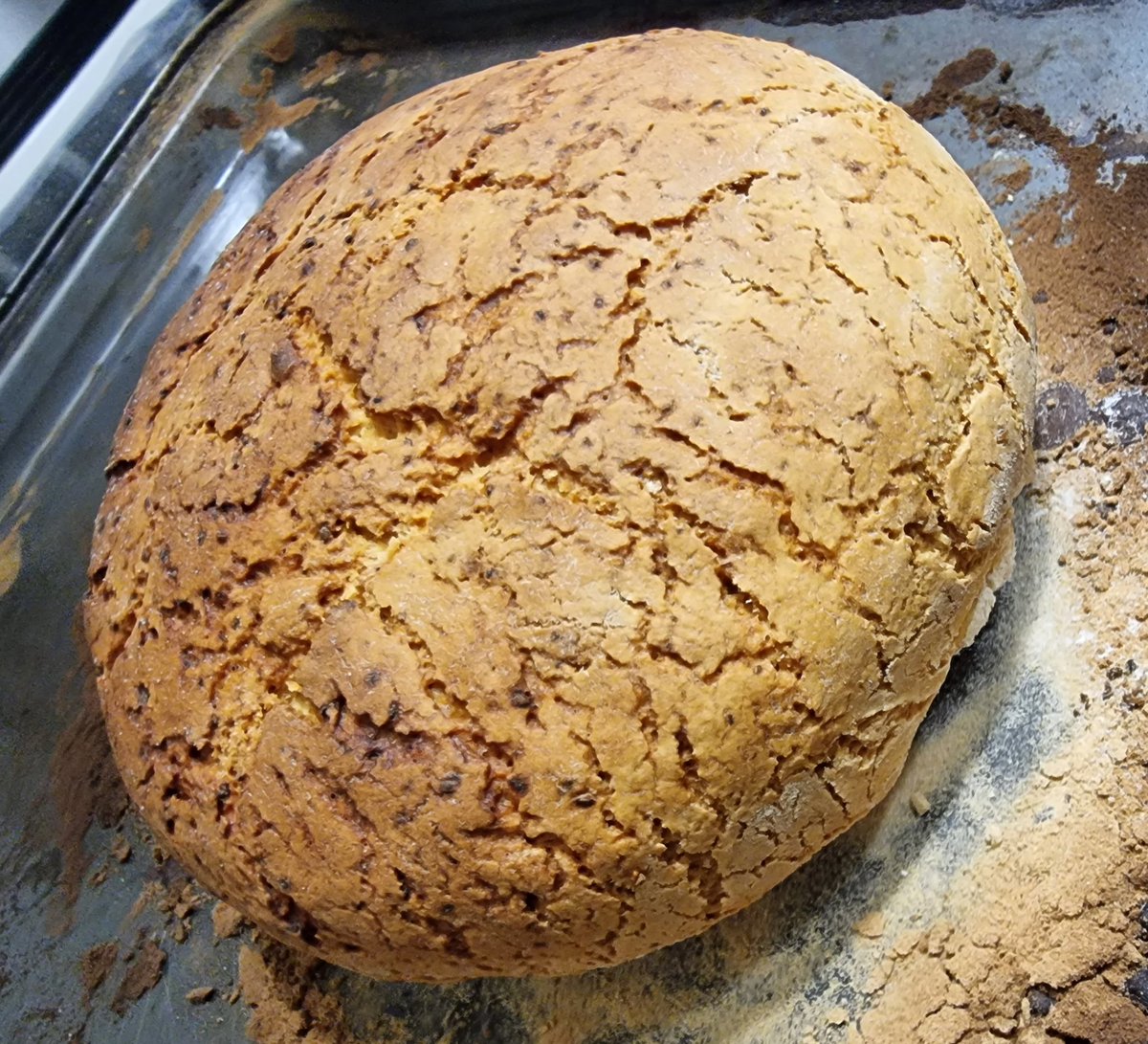 JapanPandaman's tweet photo. 2 ème tentative de pain maison.
Je l'ai nommé "le par pain" 
Il est tellement compact qu'il peu régler la faim dans le monde a lui seul.. https://t.co/VMHEpqn5MW