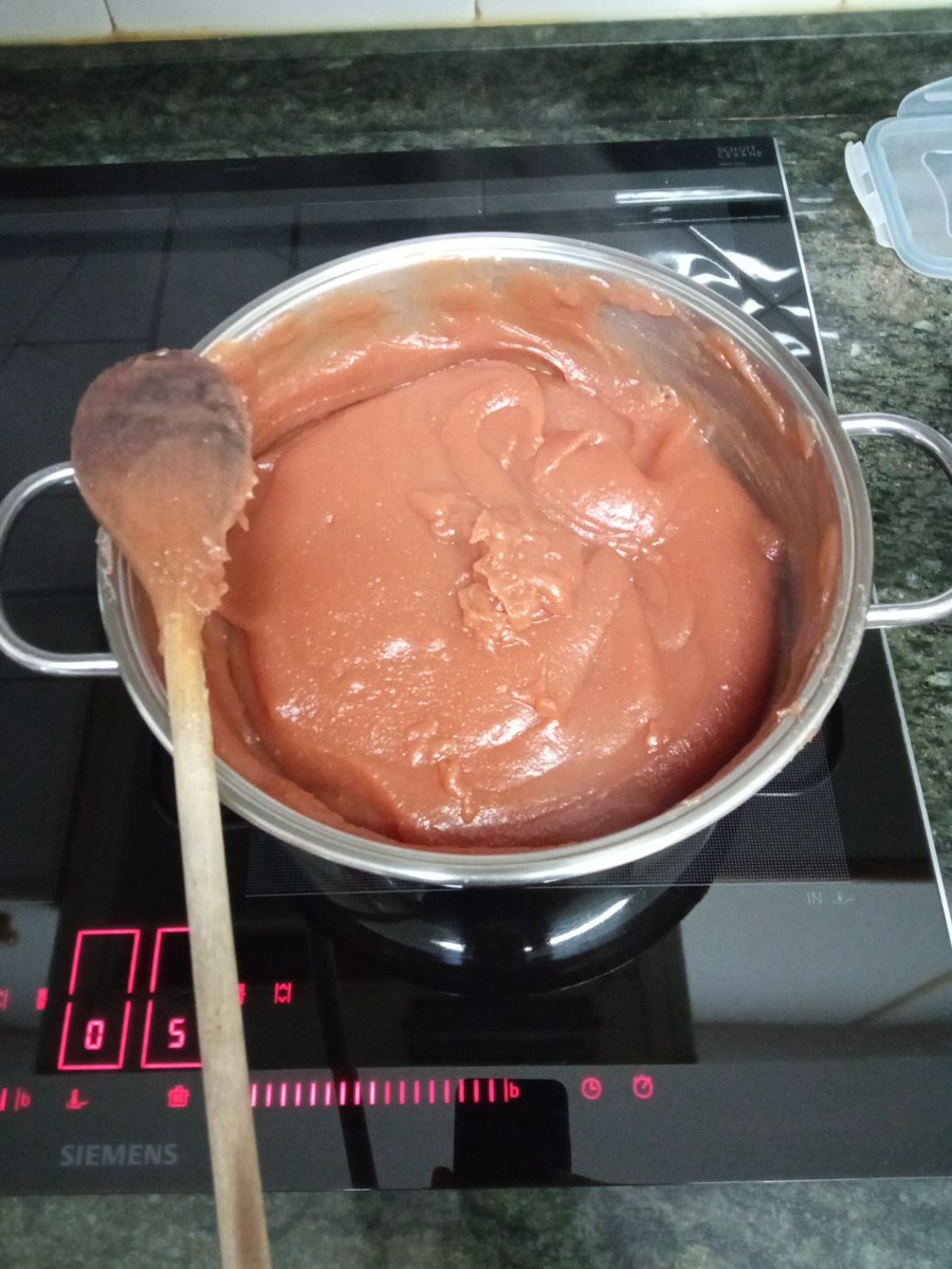 jvallesro's tweet photo. Lo codonyat gairebé a punt. #Codonyat #Tradicions #Tardor? https://t.co/z62P6RTjRX