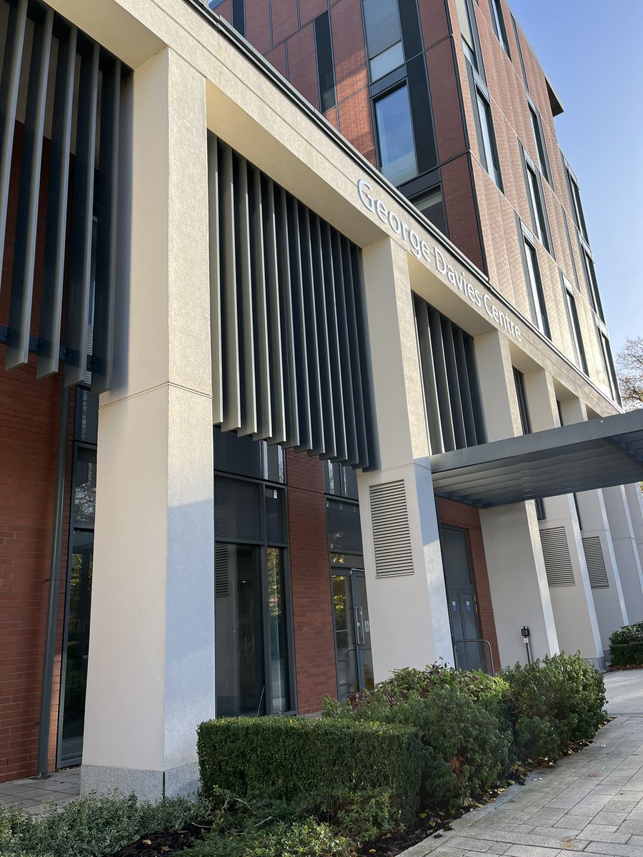 _SaraVenturini_'s tweet photo. Lovely day to be back at @LeMedSchool for @Leic_SCRUBS @RCSEd surgical roadshow event talking about #neurosurgery and surgical training #futureoftheor #liftasyouclimb https://t.co/WIjeAynyoW