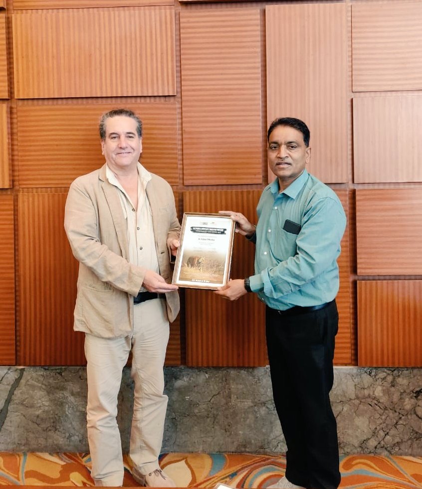 ClaudioSillero's tweet image. Prof Gajanan Muratkar receiving the #SLTP Conservation Hero Award, for his work restoring grasslands across India. 

The award is presented annually to grassroot conservationists in recognition for their work in Central India. @SLTPtigers @Conserving_CI @BornFreeFDN