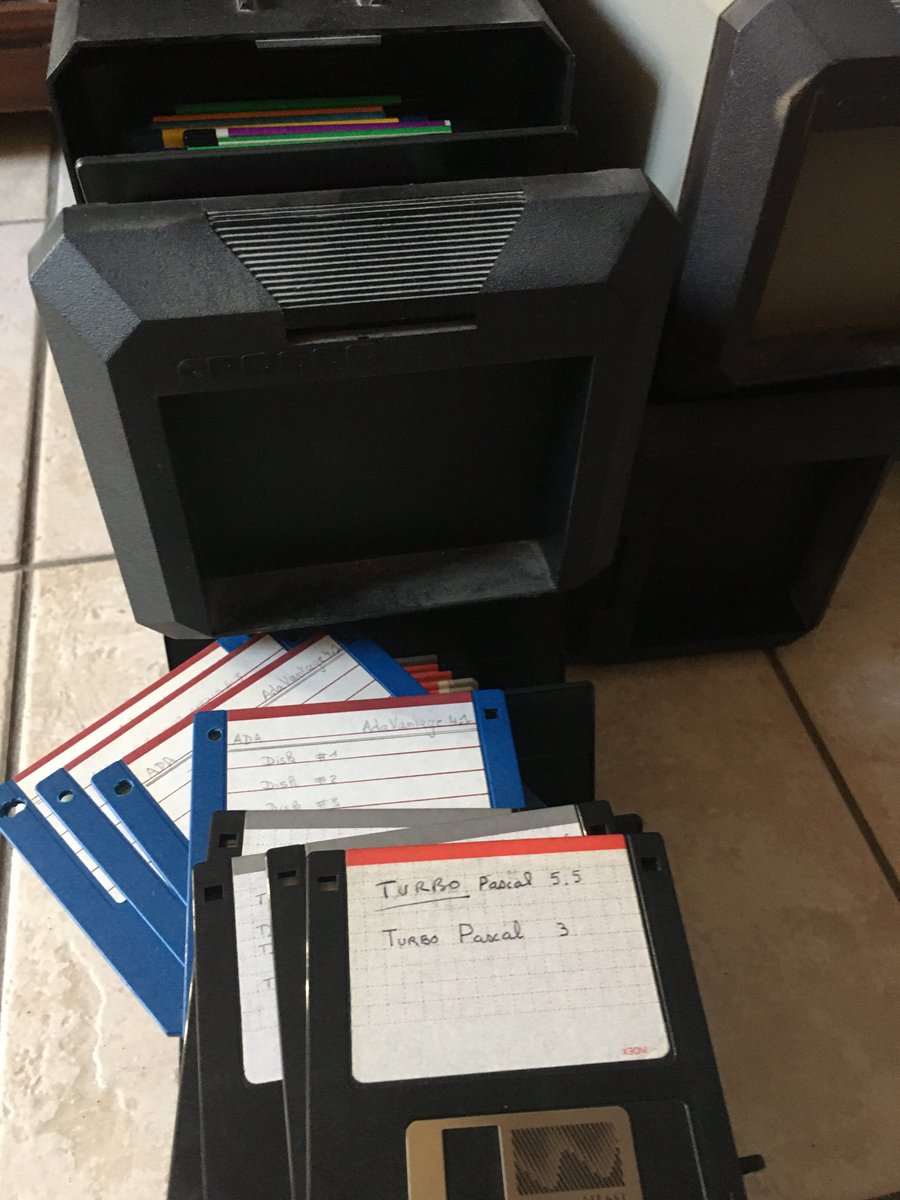 XDesmarest's tweet photo. Quand tu commences à déménager et que tu tombes sur ça… le coup de vieux https://t.co/rurxGS0acY