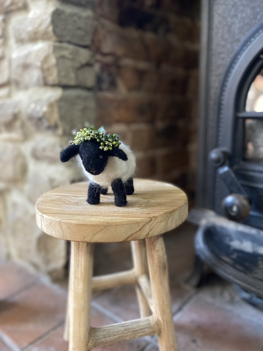 Morning #UkGiftHour - just in time! How’s your Saturday? When you order from us, you’re helping continue our work at the sanctuary looking after rescue animals💚 We handsculpt each gift & decoration using the rarebreed fleece from our pet sheep: etsy.me/3a3LRxr #MHHSBD