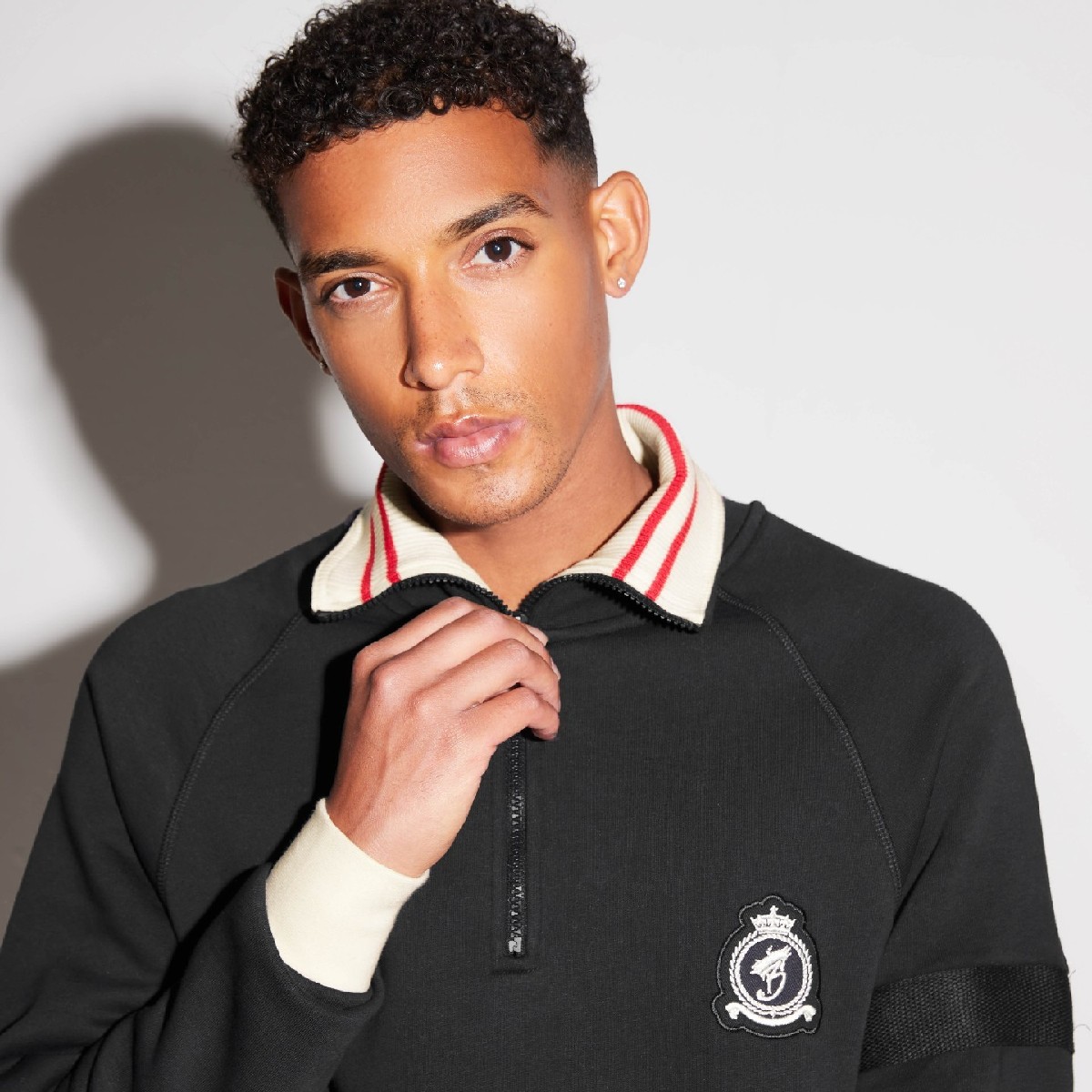 TessutiUK's tweet photo. The perfect wardrobe essential with the Benjart Zip Detail Sweatshirt.
https://t.co/gnlwrXqsnV
#Tessuti #Benjart #LuxuryFashion #AutumnStyle https://t.co/VXHUMWWt8F