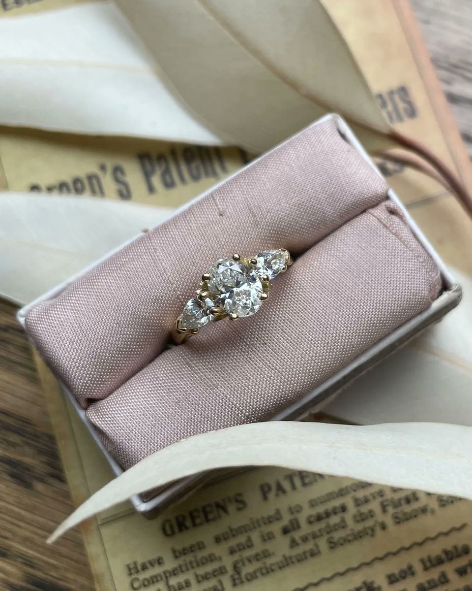 Today we want to highlight to showcase this incredibly beautiful bespoke ring. 💍

This beauty features a 18ct yellow gold spring band with floral shoulder detail and three brilliantly cut diamonds. 💎

Discover more about our Bespoke Team here: bit.ly/3F30a4S 💫