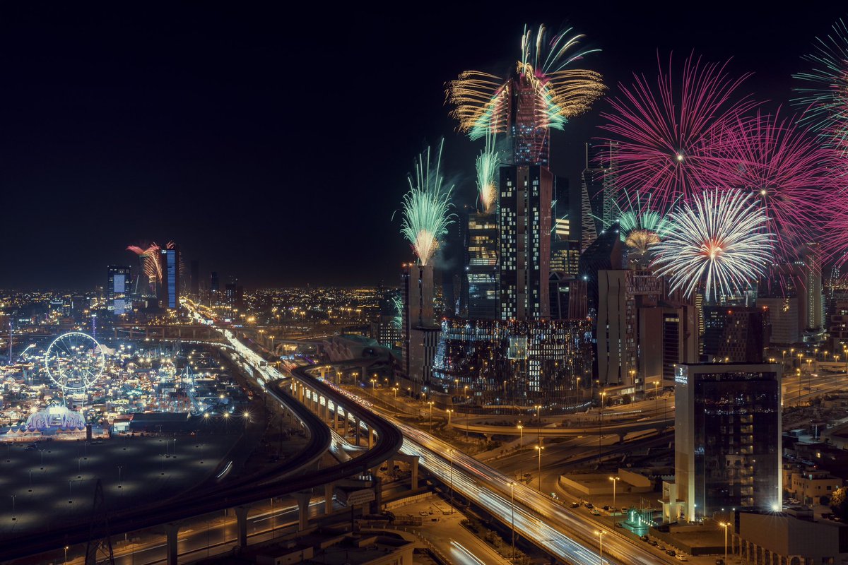 سماء العاصمة #الرياض تتزين بالألعاب النارية تزامناً مع انطلاق موسم الرياض 2022 🎇💚

#حفل_افتتاح_موسم_الرياض