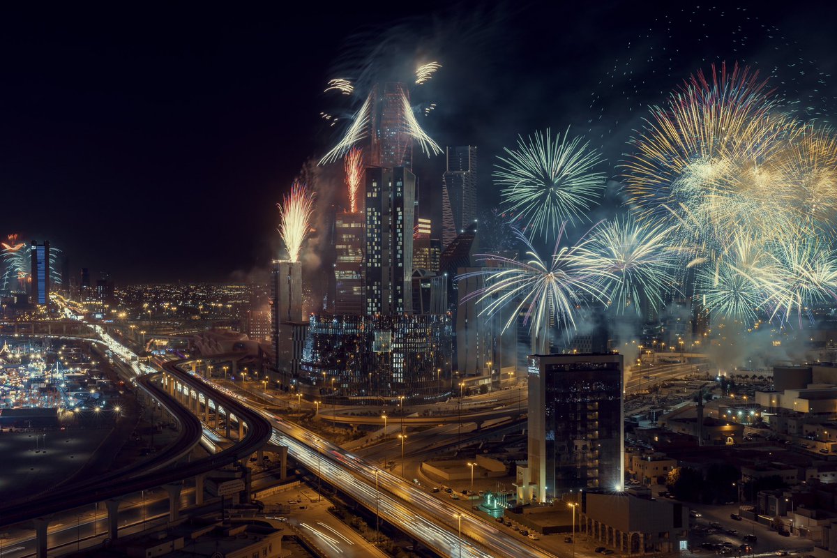 ikhaled85's tweet photo. سماء العاصمة #الرياض تتزين بالألعاب النارية تزامناً مع انطلاق موسم الرياض 2022 🎇💚

#حفل_افتتاح_موسم_الرياض https://t.co/zFNzmdJMFk