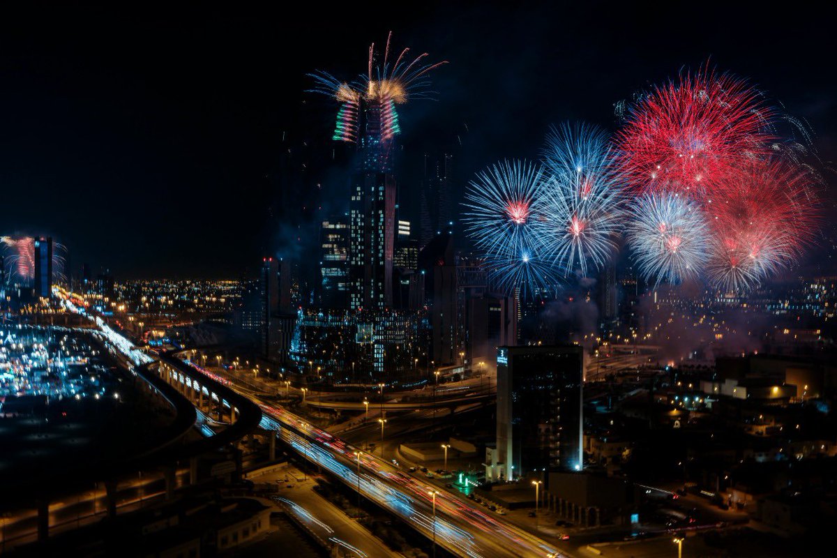 ikhaled85's tweet photo. سماء العاصمة #الرياض تتزين بالألعاب النارية تزامناً مع انطلاق موسم الرياض 2022 🎇💚

#حفل_افتتاح_موسم_الرياض https://t.co/zFNzmdJMFk