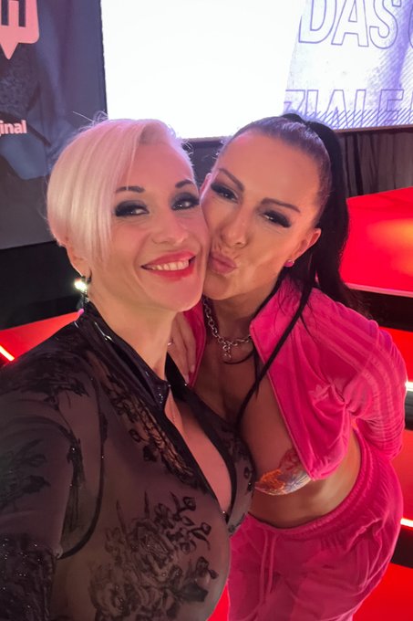 Everyone wants to be kissed by @texas_patti ❤ I was lucky to be so 😘 https://t.co/O2CVNUf3Ry<a class="tags" href="/tag/texas_patti">@texas_patti</a><a href="/tag/mondaymotivation"class="tags"><span>#mondaymotivation</span></a>