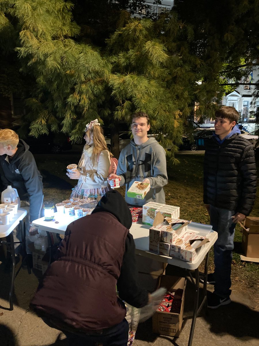 kcastle053's tweet photo. I couldn’t be prouder of these NHS/Key Club kids who spent their Friday night volunteering for Street Soldiers in Albany. They sure represented @MapleHill_HS @SchodackCSD well! https://t.co/4Ly9wqZos5