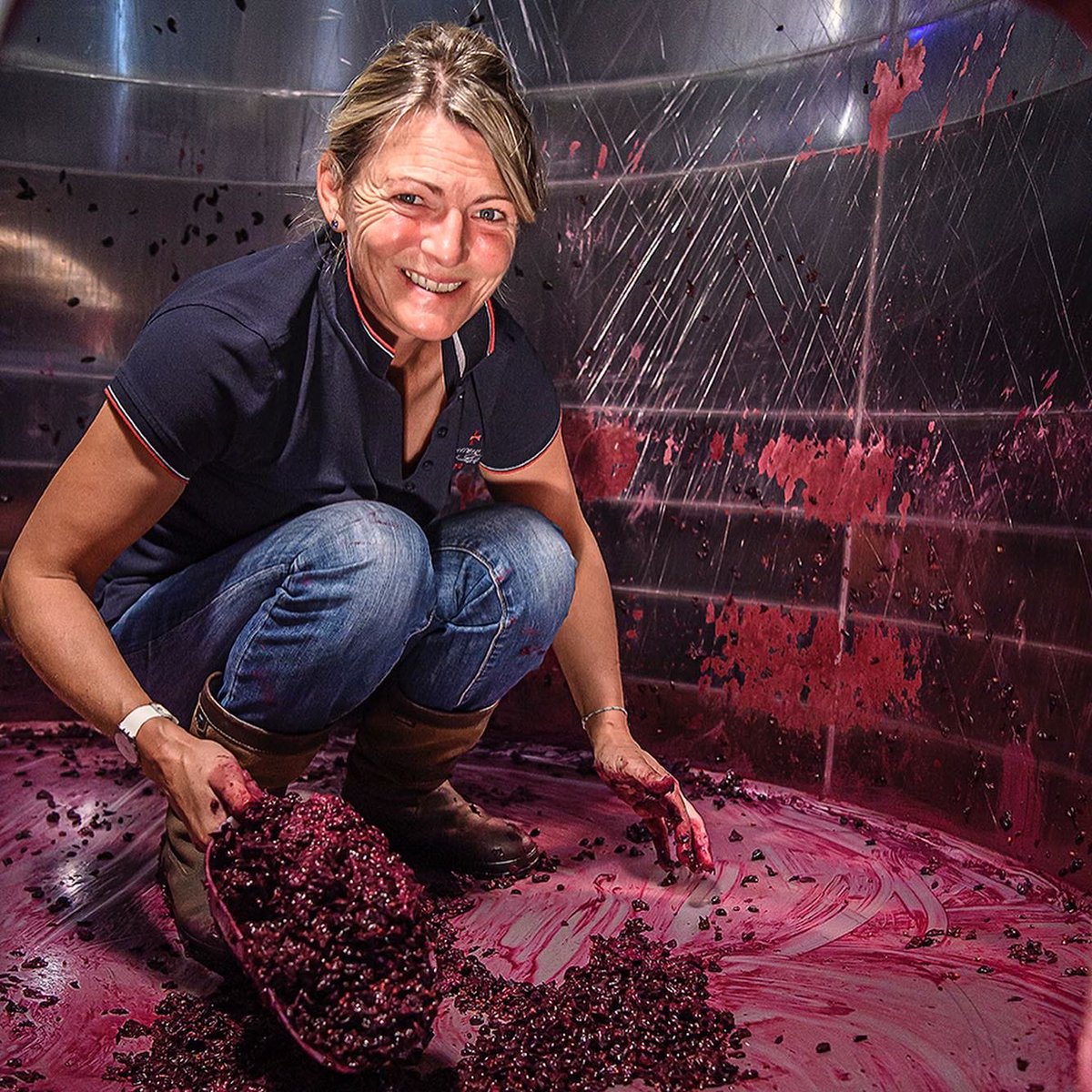 En pleine phase d’#écoulage, Axelle #Artisan #Vigneronne, oeuvre au quotidien pour élaborer un #Vin d’excellence.