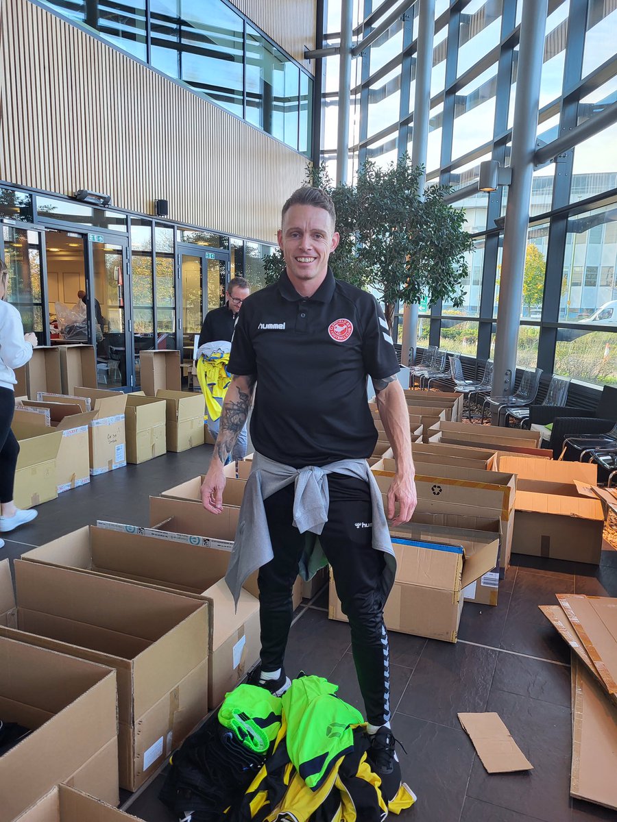 KitAid's tweet photo. An excellent kit sorting session at @AffinityWater this morning
4,515 items of kit sorted and now destined for projects in #Nigeria #Zimbabwe #Uganda
Thanks to all of our volunteers https://t.co/M0PtmxlJae