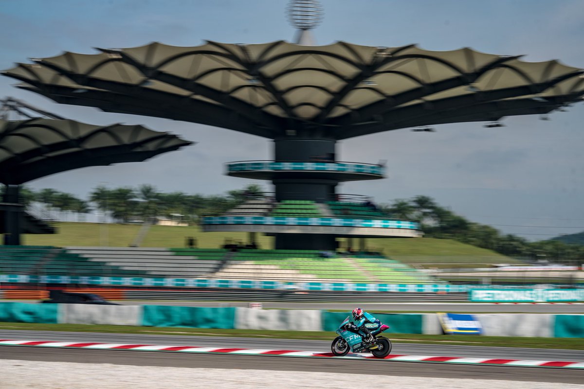 After a promising start, day 2 ended with @carlostatay99 crashing💥 He has pain in his left hand, but fighters never give up🦸‍♂️ #ExperienceMoreTogether #MoreFun #CFMOTOpower #CFMOTO #Moto3 #MotoGP #onefamily #Motorcycle #Racing #motorsport #malaysia #sepang #sepangcircuit