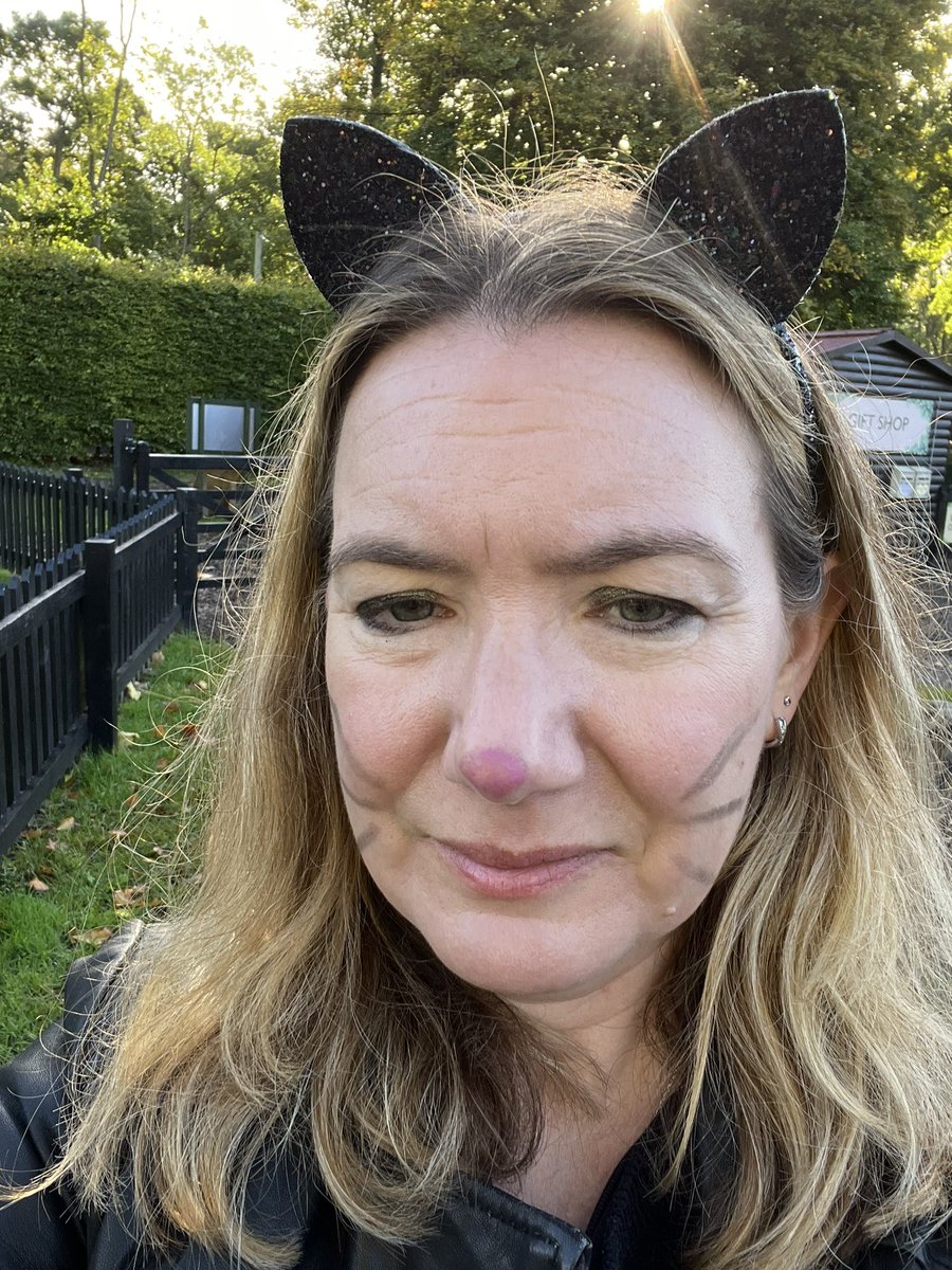 Ladysal's tweet photo. When you turn up to a Halloween kids experience and you’re the only adult who’s made the slightest effort 🐈‍⬛ 👻 @AudleyEndMR 🤣 https://t.co/lEgESQ4eUk