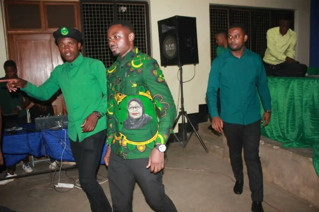 m_mundeba's tweet photo. Nikiwa na katibu wa UVCCM mkoa wa Mwanza katika mahafari ya UVCCM Vyuo na vyuo vikuu tawi la Chuo cha Maendeleo ya Wananchi (FDC) Sengerema. https://t.co/vUdS5XEZ0i