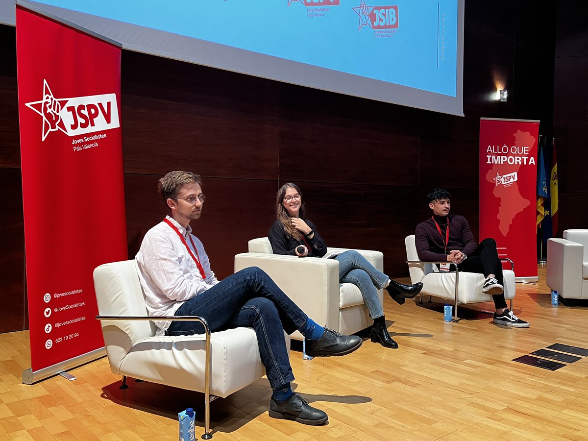 JoveSocialistes's tweet photo. [Agermanats 🤝🏼] 

Comença la I Cimera de JSPV i JSIB

✊🏼 Inauguren @saza_ma, presidenta del @CJVlc, @BarbanchoDavid, Secretari de Formació de JSPV i Pau Roig, Vicesecretari General de @jsmallorca

"Necessitem una societat amb resiliència que pose a la joventut en el focus” https://t.co/f85eqsyLbP