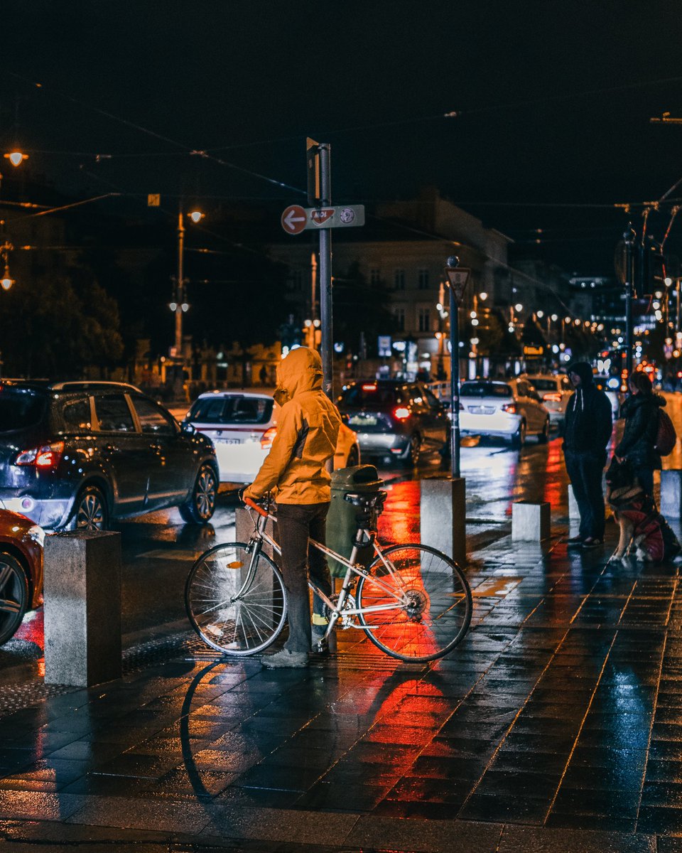 Night city vibes🤌🏻

Gm beautiful people of the planet 🌏 
#streetphotography #budapest