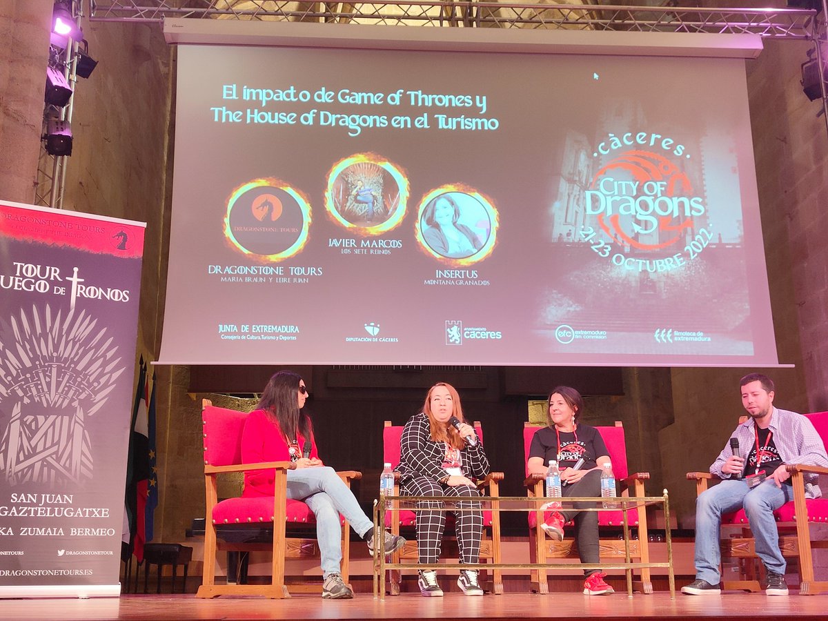 Empezamos con la mesa de turismo con <a href="/javimgol/">Javi Marcos | Dúnadan ن</a>, <a href="/DragonstoneTour/">Dragonstone Tours</a> e <a href="/INSERTUSSL/">Turismocaceres.es</a> . 

Hablando de cómo desde el turismo cinematográfico y concretamente los universos #GOT y #HOTD se crea producto turístico.

"Una locura que después ha sido un exito"

#CáceresCityofDragons #Cáceres