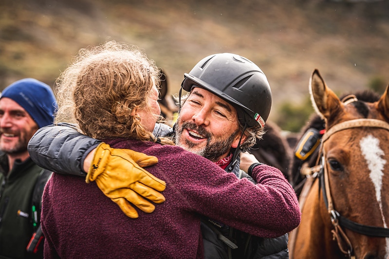 gauchoderby's tweet image. Some riders can ride an entire race without seeing more than a couple familiar faces.  However, a race hold due to weather during this year's race made for a very joyous reunion.

#GauchoDerby

Photo by: @sarahfarnsworthfieldsports