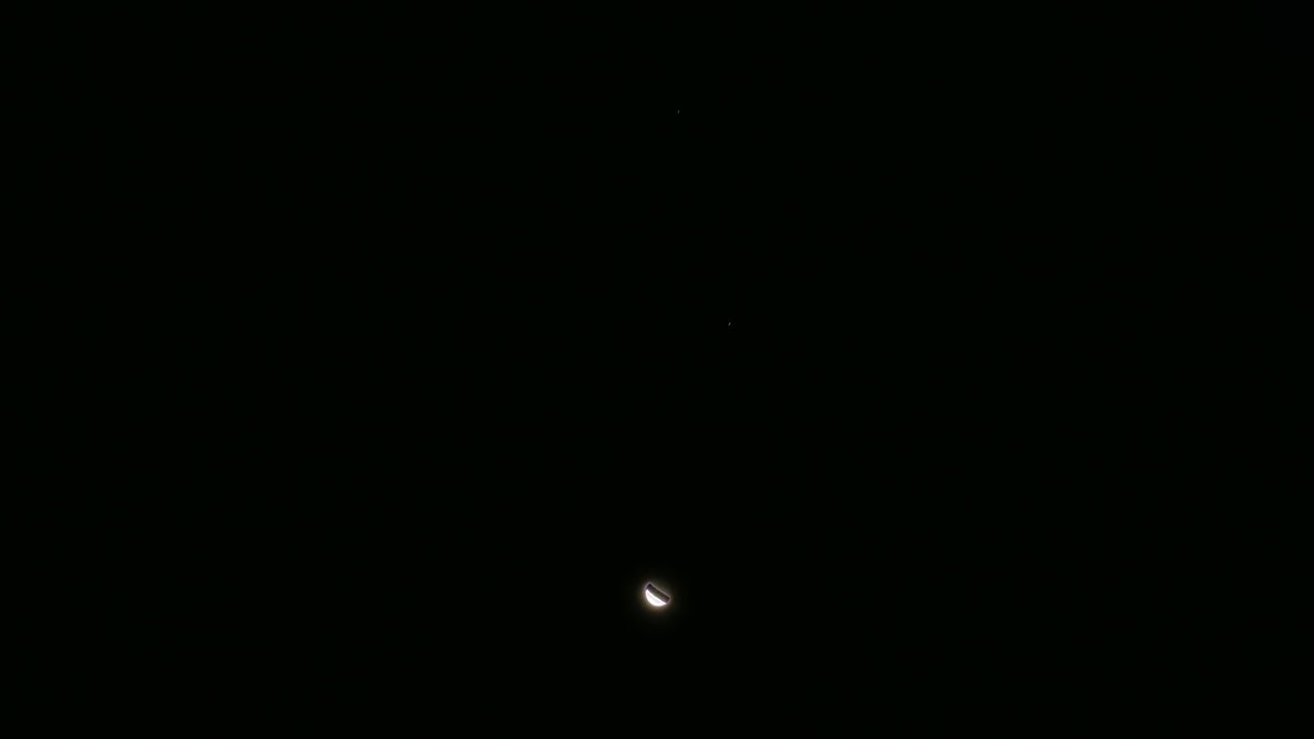 DpacOP's tweet photo. errm what happened to the moon zoom in to see for your self #moon #halfmoon #notttingham #astrophotography https://t.co/b7mnH0ZySs