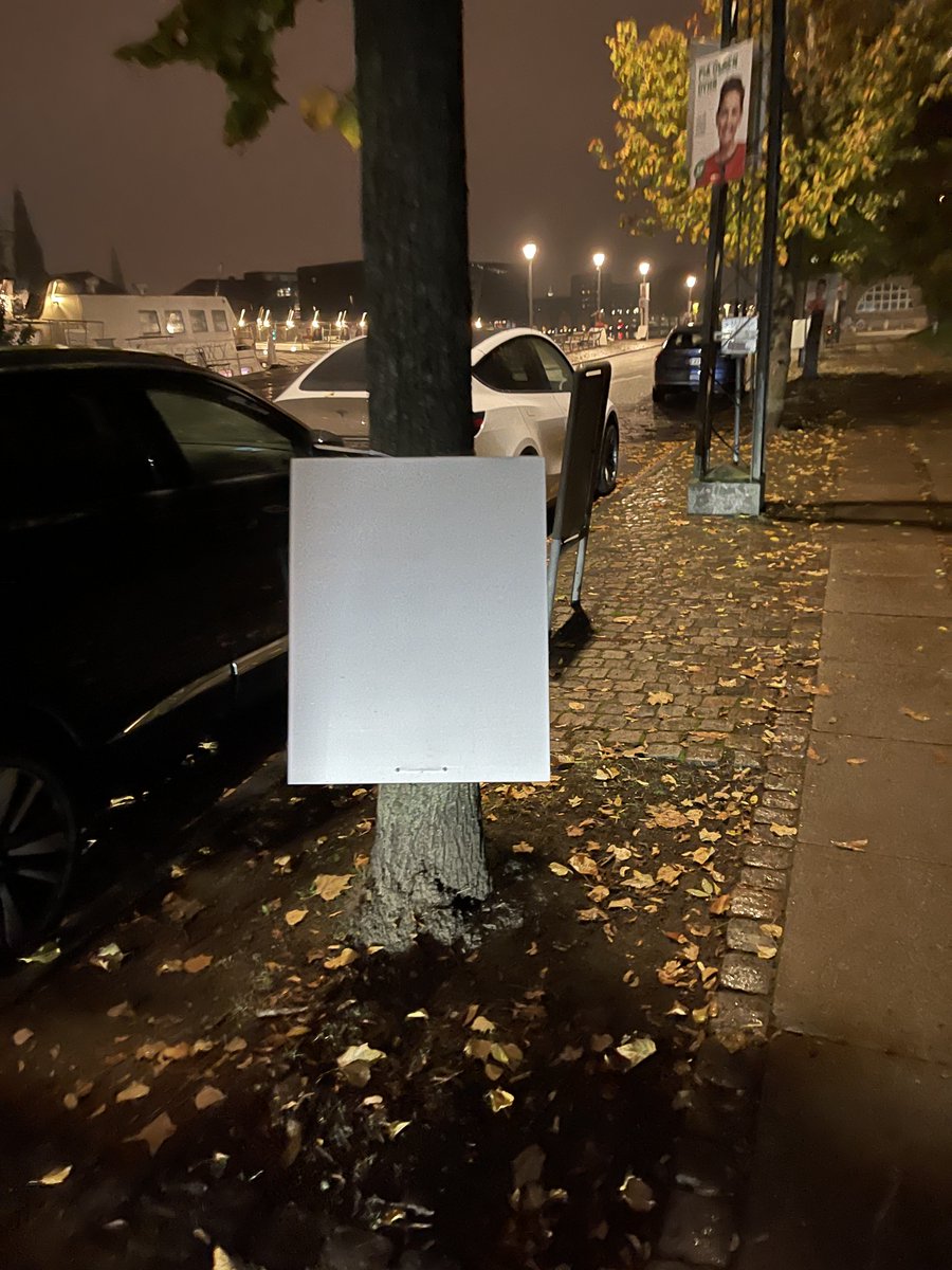 1) Min valgplakat udsættes for hærværk
2) <a href="/koebenhavner/">Københavner</a>: Den er nu akut trafikfarlig og vi fjerner den med krav om kompensation!
3) Hvorefter jeg om aftenen konstaterer, at den stadig hænger der og selv må tage den ned.

Kafka, go home?! 😯😯😯 

#dkpol #valg #københavnskommune