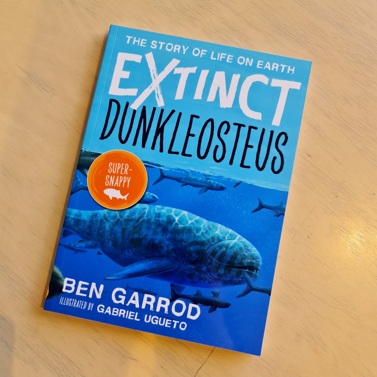 Did you know that the Devonian period was also known as the Age of Fishes? Learn more about #Dunkleosteus in this stunning book by Prof @Ben_garrod, illustrated by @SerpenIllus Get your paperback copy now: bit.ly/3DTpjOU