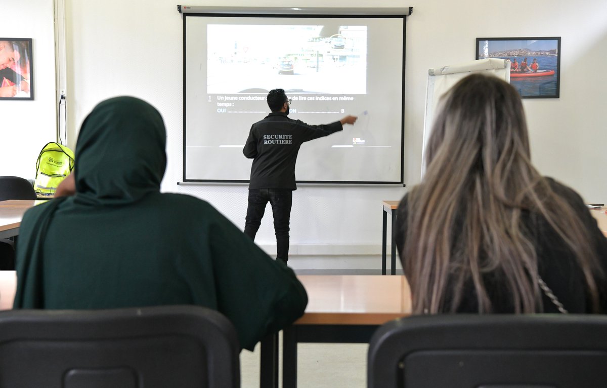 🚗Pendant les vacances de la Toussaint, la Ville de Marseille renouvelle le dispositif « Un Coup de Pouce pour le Code de la Route » et propose aux jeunes âgés de 16 à 18 ans des cours d’apprentissage théoriques à la conduite avec pour but l’obtention du code de la route !