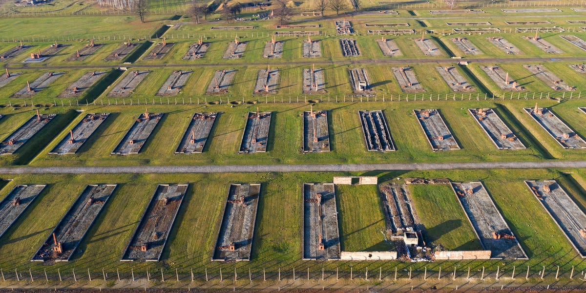 October 22, 1943 | 1,260 female prisoners, including 394 women from the prisoners' infirmary are selected from the women's camp of #Auschwitz II-Birkenau to be killed in gas chambers the same day.