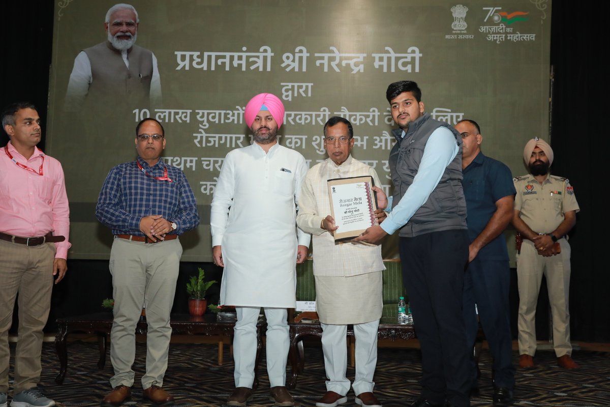 KapurthalaRcf's tweet photo. Under Rozgar Mela Recruitment drive , Sh. Som Prakash, Central Minister of State for Commerce and Industry distributed the appointment letters to appointees at RCF Kapurthala center.

#RozgarMela https://t.co/A5JnlDRrVD