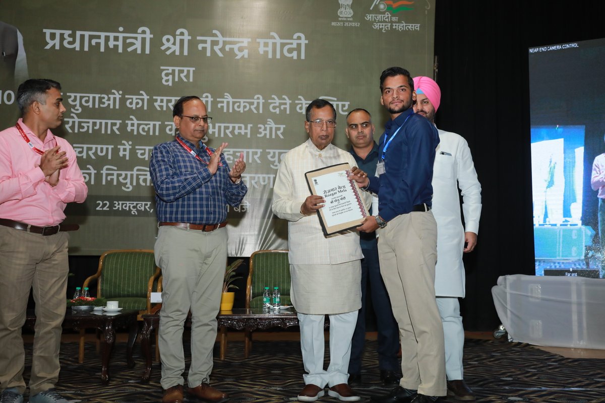KapurthalaRcf's tweet photo. Under Rozgar Mela Recruitment drive , Sh. Som Prakash, Central Minister of State for Commerce and Industry distributed the appointment letters to appointees at RCF Kapurthala center.

#RozgarMela https://t.co/A5JnlDRrVD