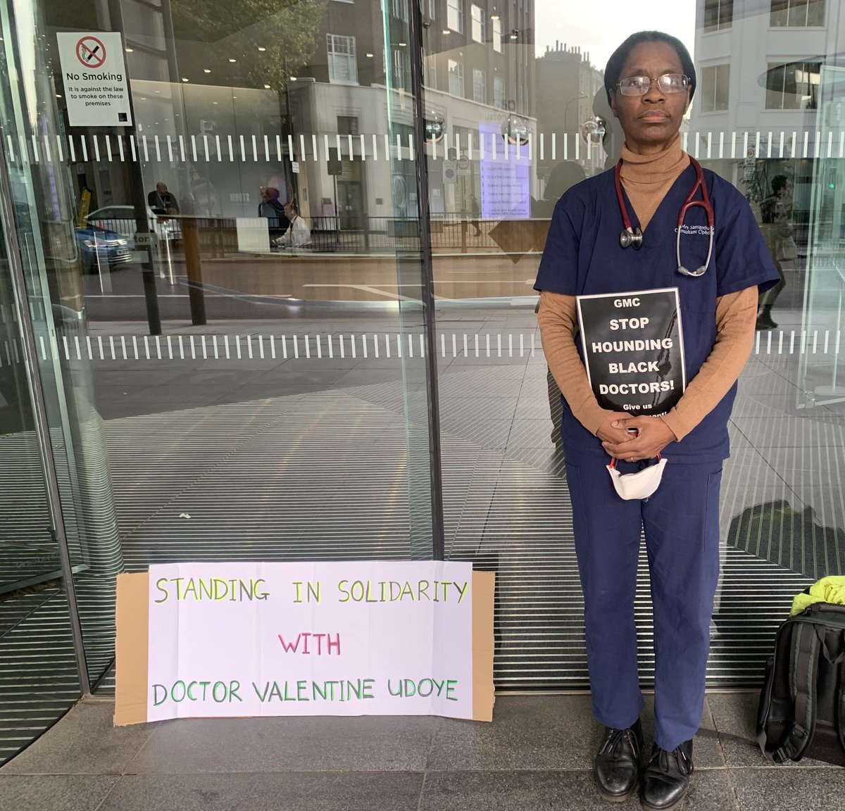 ⁦@TheLifeandLega1⁩ standing in solidarity with Dr Valentine Udoye outside ⁦@gmcuk⁩ #JusticeForDrUdoye ✊🏿✊🏾✊🏽✊🏼✊🏻