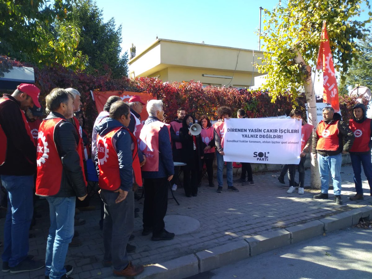 Sol Parti Eskişehir il örgütü direnişte olan Yasin Çakır Un Fabrikası işçilerini ziyaret etti. Sol Parti Başkanlar Kurulu Üyesi İlknur Başer işçilerle dayanışma duygularını ileten bir konuşma yaptı. #YasinCakırDireniste