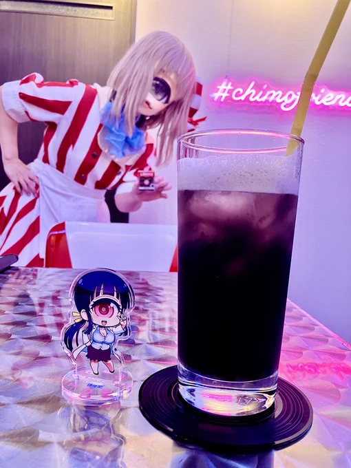 サルミアッキは人生でmonster partyでしか体験したことがないので、モンパに行く度にちょくちょく摂取するけど今だに慣れない味。今回はサルミアッキジュース(シロップのソーダ割りで)にチャレンジしましたけど、耐えられずに薄めつつ、お水も頂きつつ、精神を削って完飲しました!#monsterparty 