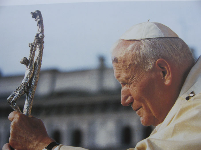 NTunav's tweet photo. ¿Por qué Juan Pablo II es una de las personas más influyentes del siglo XX? Hoy, día en el que festejamos su figura, te dejamos este hilo con los motivos que lo explican: https://t.co/2S6xPYFsbK