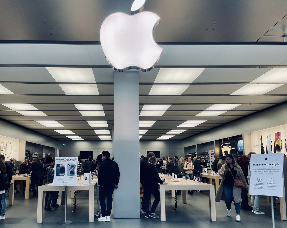 csadrinna's tweet photo. Peak #inflation, #EnergyCrisis and pending #war tensions … people here in Germany prepare for the worst. Only bare essentials are bought and queues are getting longer to prepare for the worst. Crisis mode is … off https://t.co/fFQA1Ph4KU