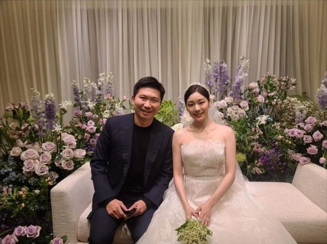 eunju975's tweet photo. 2022/10/22
#YunaKim #김연아
#고우림 #KoWoorim 
결혼식 
고우림 ♡ 김연아 , 
본식 웨딩 드레스 + 신부대기실 포착 
https://t.co/mwJlrkEJ5d https://t.co/B6wu9O3Sdm