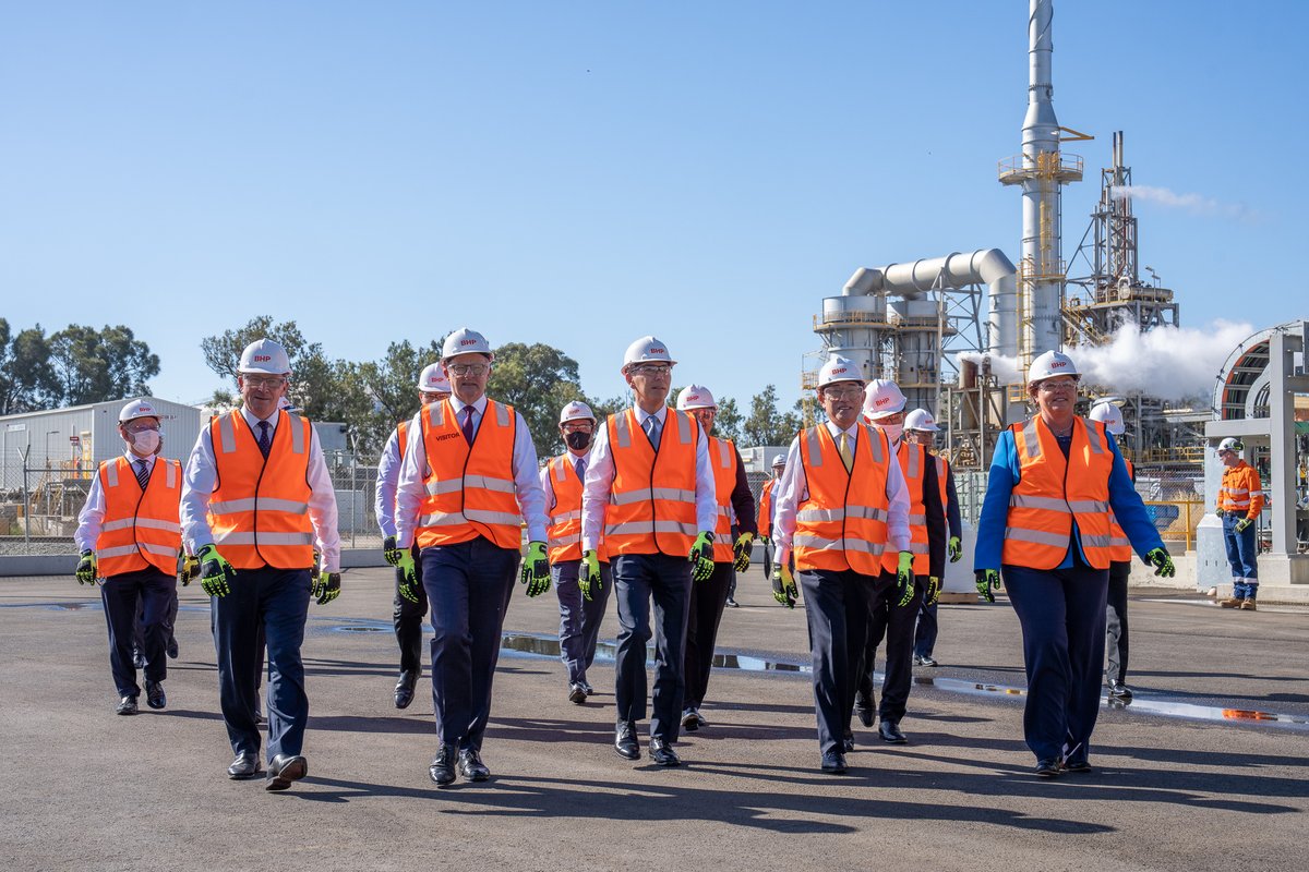 I’ve brought Japanese Prime Minister Fumio @kishida230 here to the @bhp nickel refinery in Kwinana along with WA Premier @MarkMcGowanMP and Resources Minister @MadeleineMHKing to see how they make a world-class product that goes into everything from batteries to stainless steel.