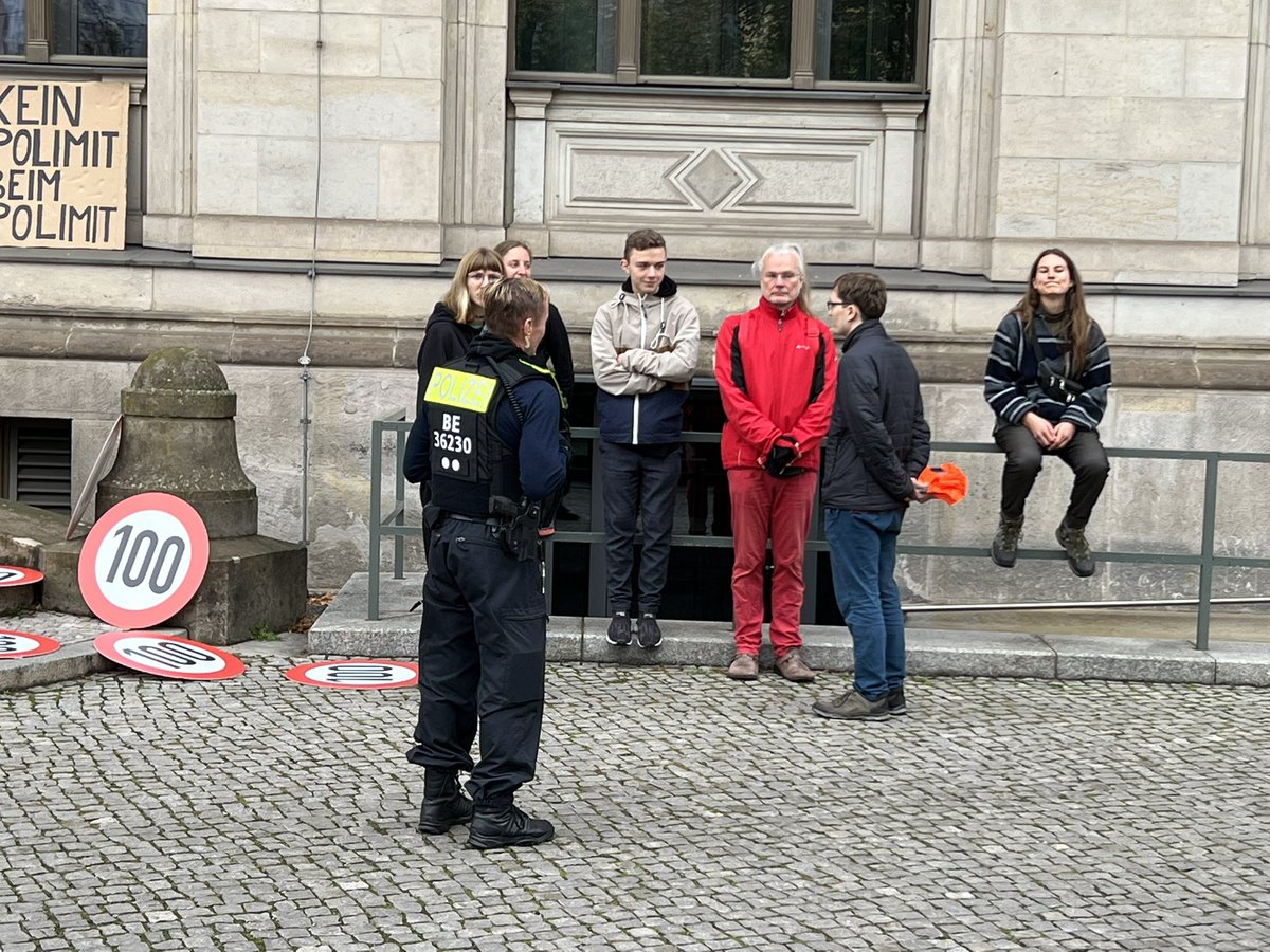 #Hambi bleibt (@dannipilger) on Twitter photo #LetzteGeneration liefert #Wissing Schilder:
„Wir wollten dem Volker unter die Arme greifen”
<a href="/AufstandLastGen/">Letzte Generation</a> Die ganzen Videos gibt es hier youtube.com/playlist?list=… #Tempolimit #tempo100 #füralle #bundesverkehrsministerium #Verkehrswende #LetzteGeneration liefert #Wissing Schilder:
„Wir wollten dem Volker unter die Arme greifen”
<a href="/AufstandLastGen/">Letzte Generation</a> Die ganzen Videos gibt es hier youtube.com/playlist?list=… #Tempolimit #tempo100 #füralle #bundesverkehrsministerium #Verkehrswende
