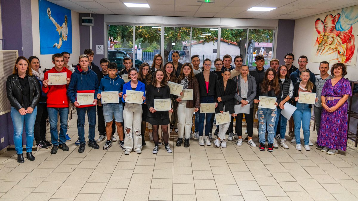 marcbphoto's tweet photo. #brevet : Un taux de réussite de 94% pour les élèves du collège Pierre Galéry, dont 80% de mention !
Chapeau ! 😃@OTHautesterres @montagnestflour
 @lamontagne_15 @SoCantalMag @cantalauvergne
@actucantalfr @LunionduCantal @DepecheLa @LaRuche43 https://t.co/B3B9dLubs7
