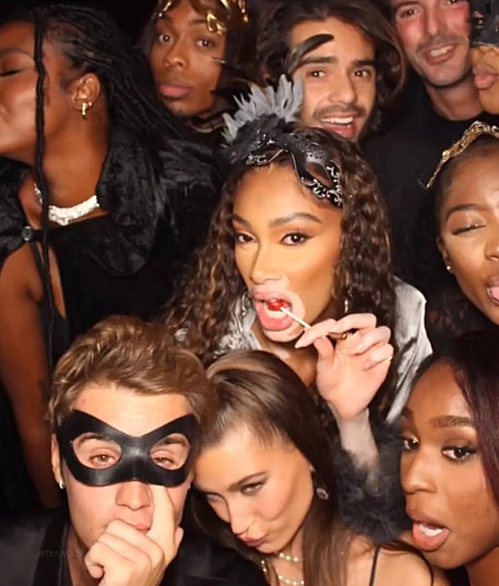 jbtraacker's tweet photo. October 21: Justin Bieber and Hailey Bieber with Justine Skye, Winnie Harlow and more at Doja Cat's 27th birthday party in West Hollywood,California https://t.co/FKx1eMlMRq
