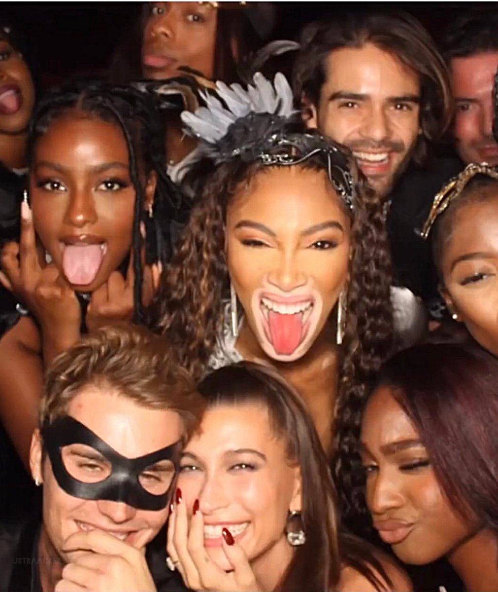 jbtraacker's tweet photo. October 21: Justin Bieber and Hailey Bieber with Justine Skye, Winnie Harlow and more at Doja Cat's 27th birthday party in West Hollywood,California https://t.co/FKx1eMlMRq