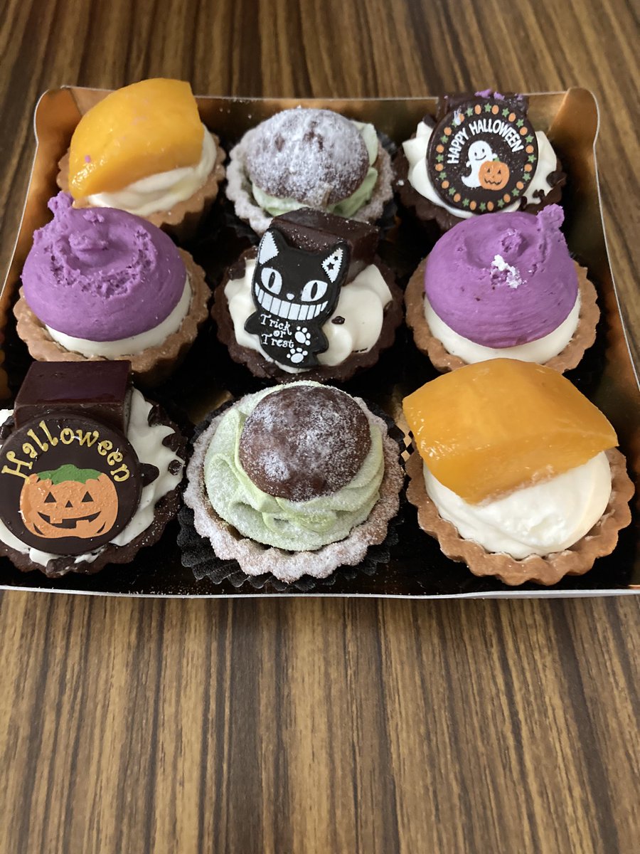 真ん中の子
となりにいるおばけの
あの子にちかい

 #ハロウィン 
 #スウィーツ https://t.co/aDeOi2GXDG