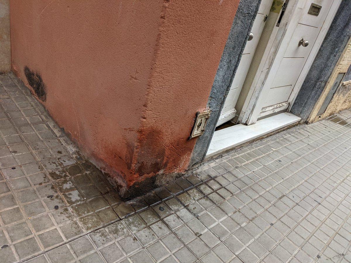 Els que teniu gossos i deixeu que pixin a les portes des altres no teniu nom!! Quina porqueria!! <a href="/matarocat/">Ajuntament de Mataró</a> fareu algo?