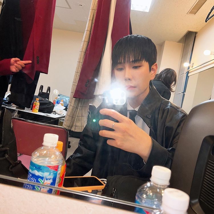 UNUS__Official's tweet photo. [ UPDATE | IG POST ] 

eunholy: the youngest member said this is a popular trend this days 😅

#UNVS #유엔브이에스 
@UNVS_Official https://t.co/IjtV7y3nZa