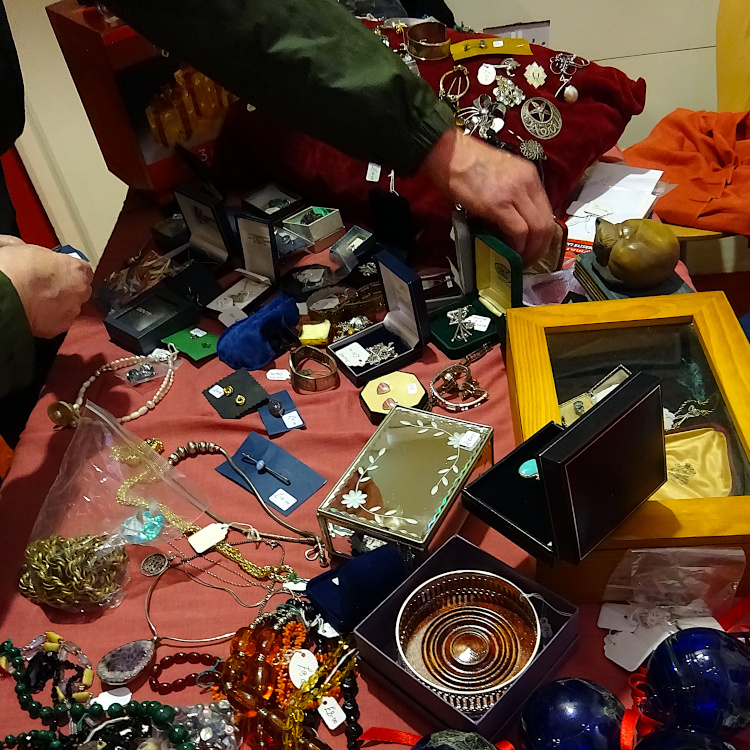 CASaleEdin's tweet photo. 🚨 It's the last day of the Sale! 🍂
100s of pictures 🖼 and books 📚
Plus the coffee morning ☕️ til 12 noon🕛
Jewellery💍, collectables🏺, greeting cards🖋, baked goods 🥮 = perfect gifts! 🎁
⌛️Only until 3pm today - hurry to George St #Edinburgh @stagw for @christianaidsco https://t.co/u2hhfylY7c