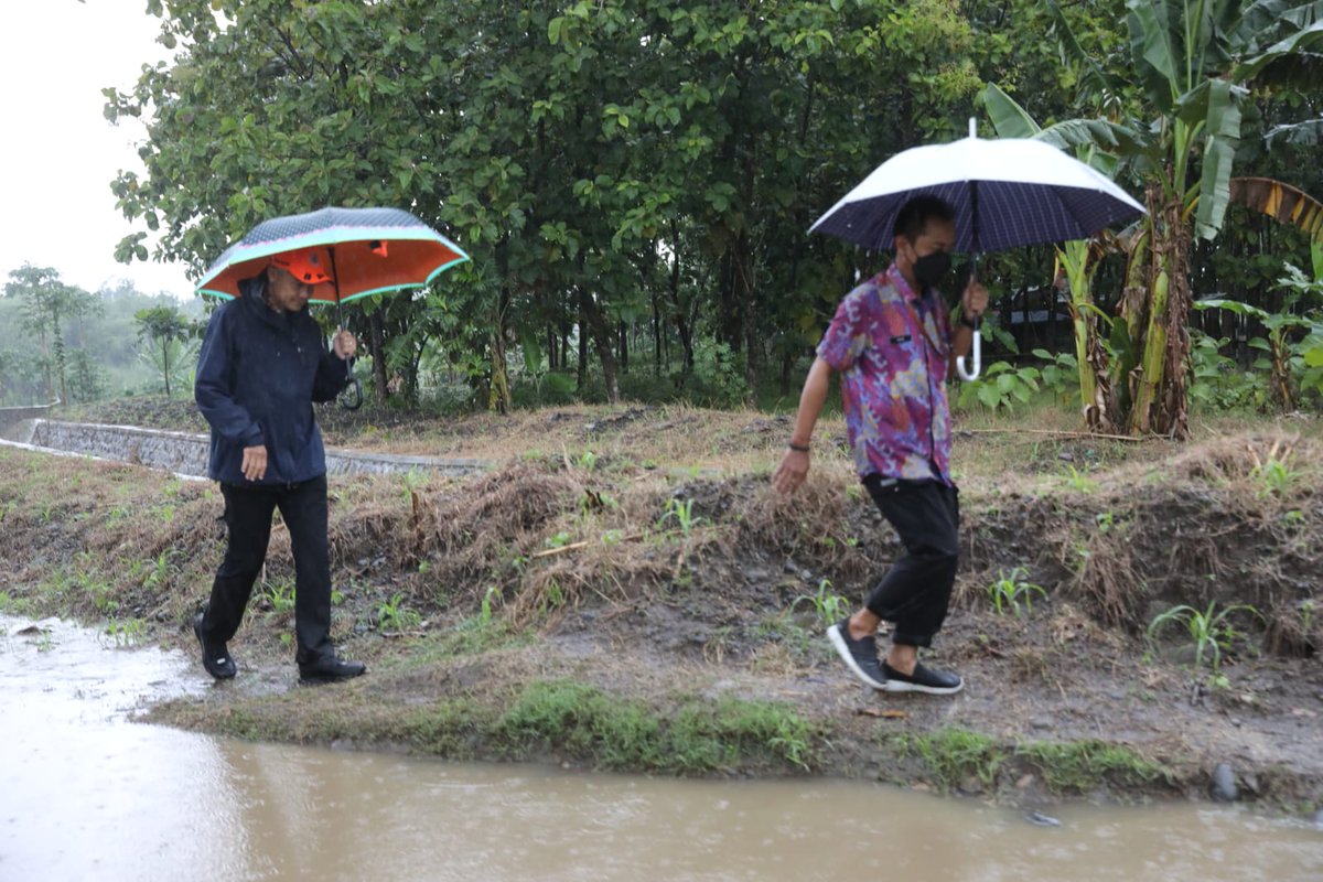 Laporan warga Kendal terkait jembatan miring di Sungai Bodri Kab.Kendal #Kendal Gubernur Jawa Tengah <a href="/ganjarpranowo/">Ganjar Pranowo</a> langsung cek lokasi.