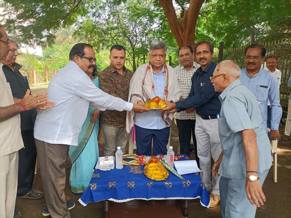 JagadishShettar's tweet photo. ಇಂದು ಹುಬ್ಬಳ್ಳಿಯಲ್ಲಿ ವಾರ್ಡ್ ನಂಬರ್ 54 ರಲ್ಲಿ ಶ್ರೀನಗರ ಉದ್ಯಾನವನದ ಅಭಿವೃದ್ಧಿ ಕಾಮಗಾರಿಗೆ ಭೂಮಿ ಪೂಜೆ ನೆರವೇರಿಸುವುದರ ಮೂಲಕ ಚಾಲನೆ ನೀಡಲಾಯಿತು.

#Hubblli | @BJP4Karnataka | @BJP4India https://t.co/24wqA6ySE5