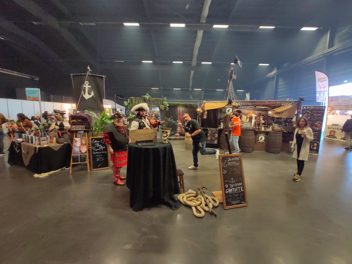 Découvrez l'univers de Jack Sparrow avec la @latavernemaudite (Hall A) ! 🏴‍☠️