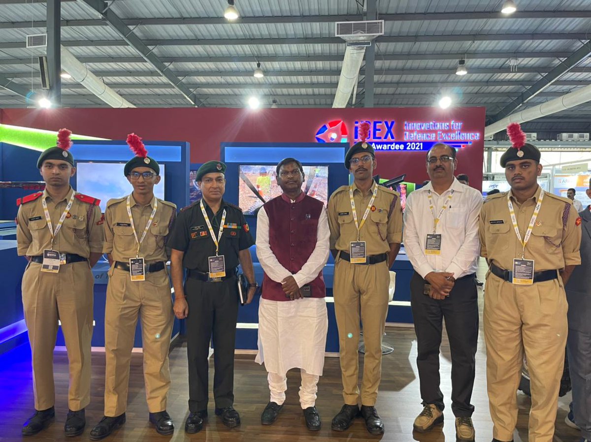 SpokespersonMoD's tweet image. A first! NCC cadets of Bihar &amp;amp; Jharkhand Directorate displayed 3 advanced technology prototypes in #DefExpo2022 Gandhinagar, Gujarat- They were UAV, All-Terrain Vehicle &amp;amp; Hand gesture sensing BOT.  pib.gov.in/PressReleasePa…
#PathToPride @HQ_DG_NCC